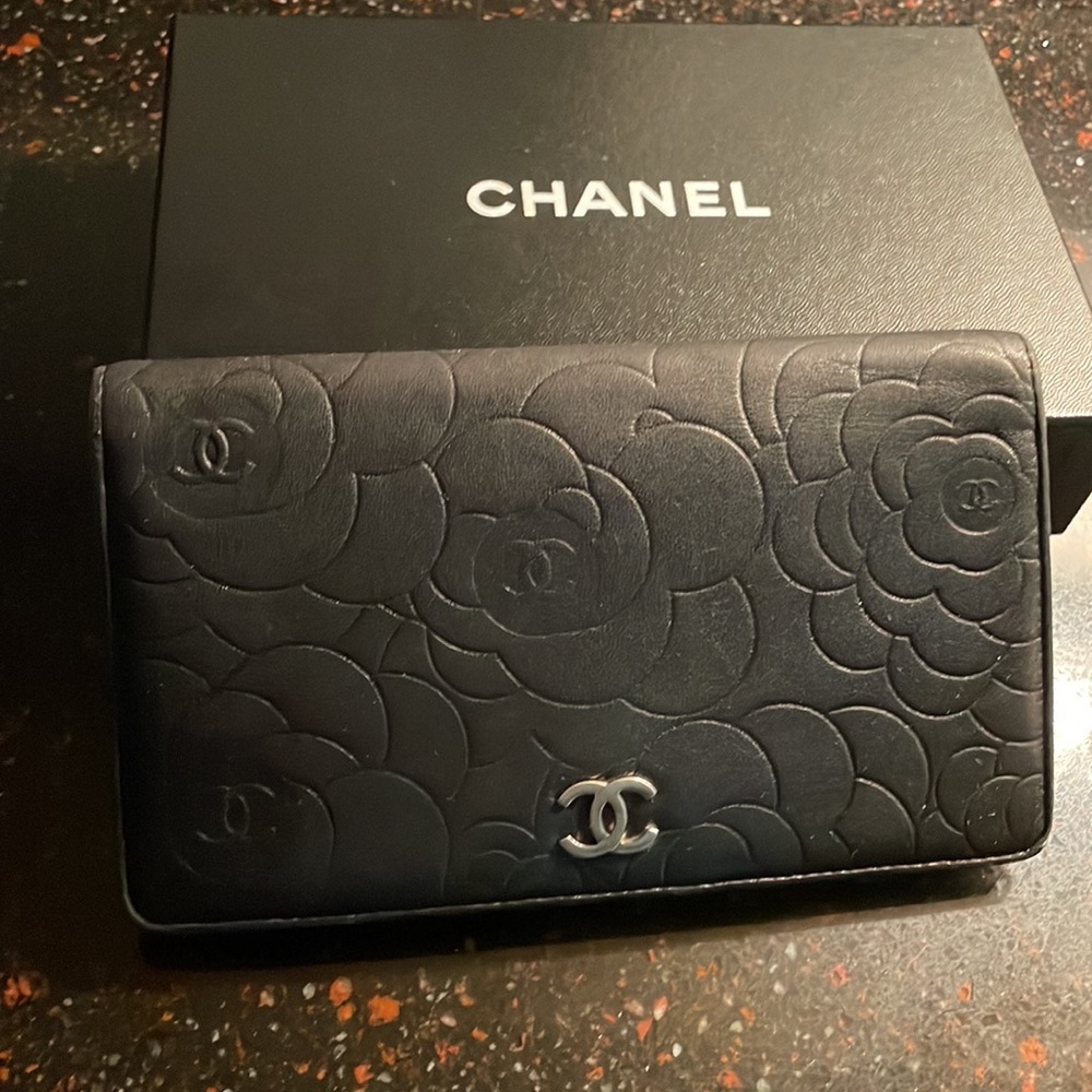 CHANEL Black Floral Embossed Wallet silver inside no Coin residue,Camilla - Picture 2 of 9